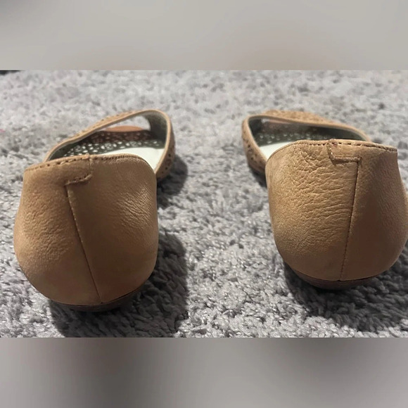 ANNE KLEIN flat. Size 8. Gently worn but still in great condition. - Picture 2 of 6